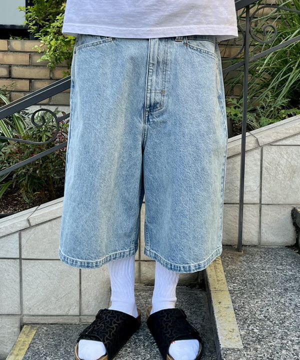 こたろうさんの「BEAMS WOMEN｜【別注】BIRKENSTOCK / Zurich BONE PATTERN BLACK」を使ったコーディネート