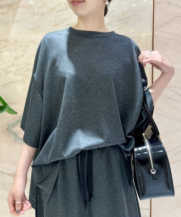 中丸　栞さんの「BEAMS WOMEN｜CHRISTIAN VILLA / スクエア ボストン バッグ」を使ったコーディネート