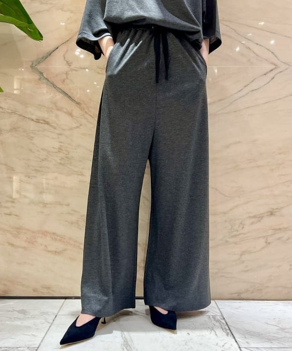 中丸　栞さんの「BEAMS WOMEN｜CHRISTIAN VILLA / スクエア ボストン バッグ」を使ったコーディネート