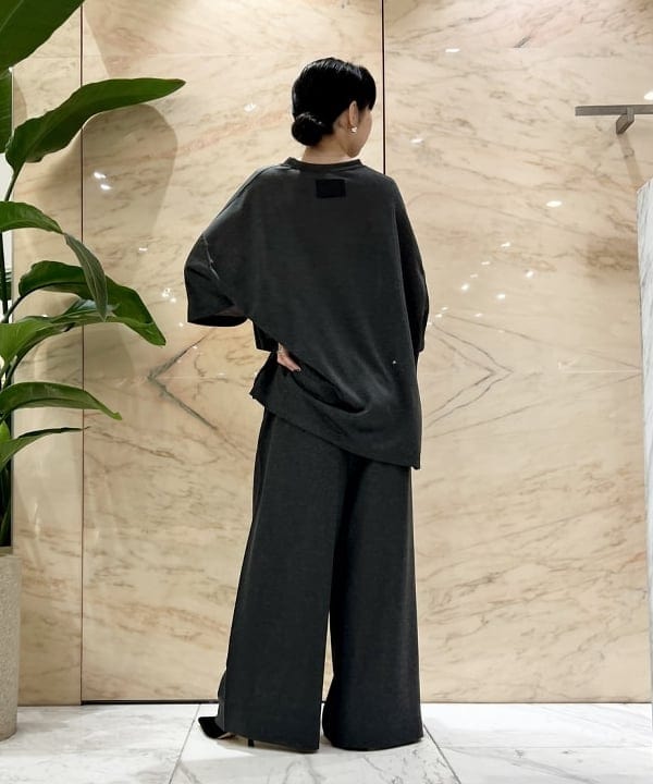 中丸　栞さんの「BEAMS WOMEN｜CHRISTIAN VILLA / スクエア ボストン バッグ」を使ったコーディネート