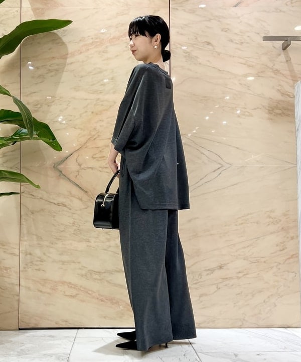 中丸　栞さんの「BEAMS WOMEN｜CHRISTIAN VILLA / スクエア ボストン バッグ」を使ったコーディネート