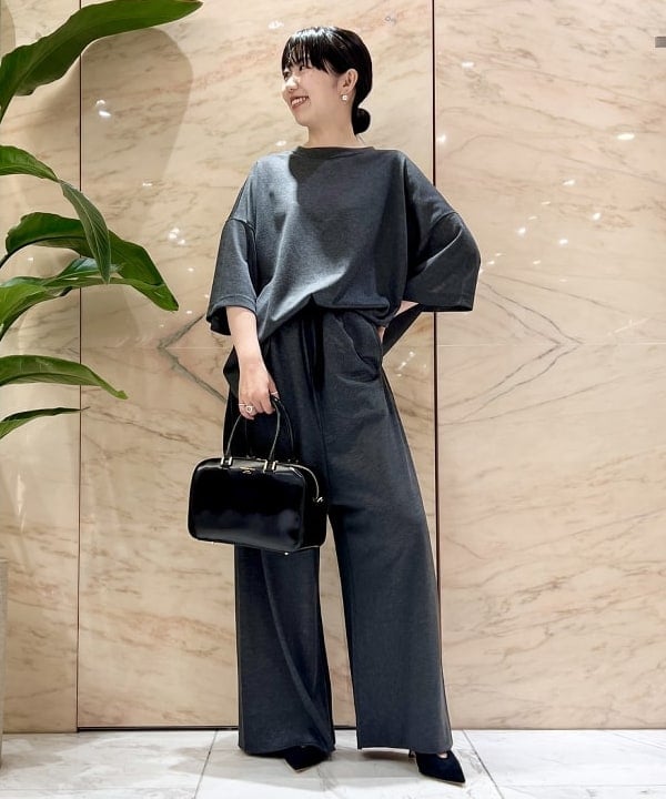 中丸　栞さんの「BEAMS WOMEN｜CHRISTIAN VILLA / スクエア ボストン バッグ」を使ったコーディネート