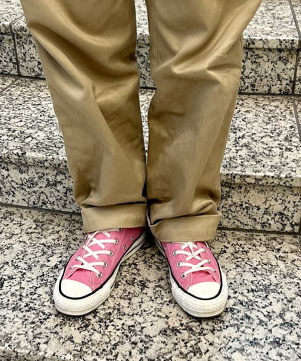 小原 もこさんの「BEAMS WOMEN｜BUZZ RICKSON'S × BEAMS BOY / チノパンツ」を使ったコーディネート