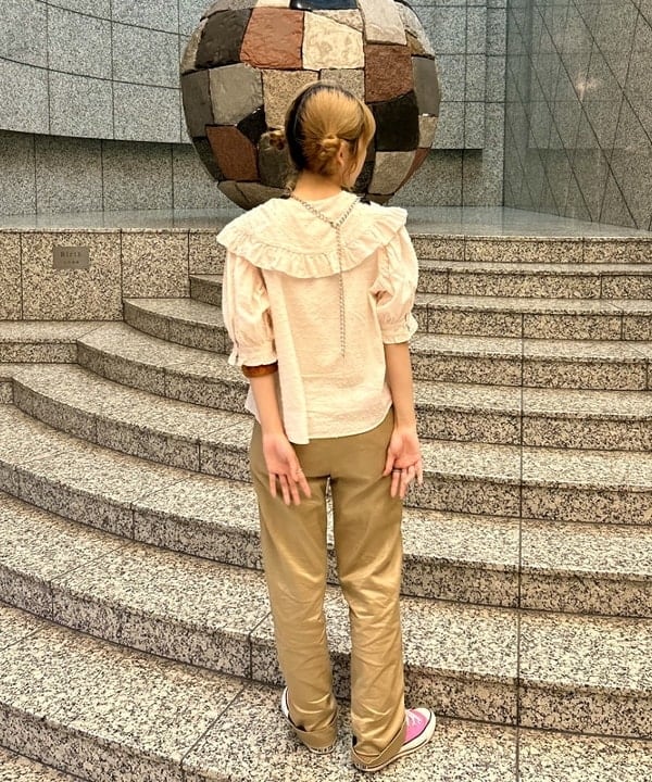 小原 もこさんの「BEAMS WOMEN｜BUZZ RICKSON'S × BEAMS BOY / チノパンツ」を使ったコーディネート