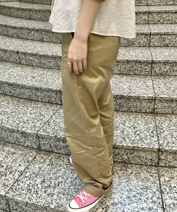 小原 もこさんの「BEAMS WOMEN｜BUZZ RICKSON'S × BEAMS BOY / チノパンツ」を使ったコーディネート