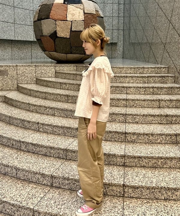 小原 もこさんの「BEAMS WOMEN｜BUZZ RICKSON'S × BEAMS BOY / チノパンツ」を使ったコーディネート