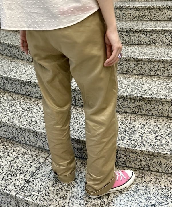 小原 もこさんの「BEAMS WOMEN｜BUZZ RICKSON'S × BEAMS BOY / チノパンツ」を使ったコーディネート