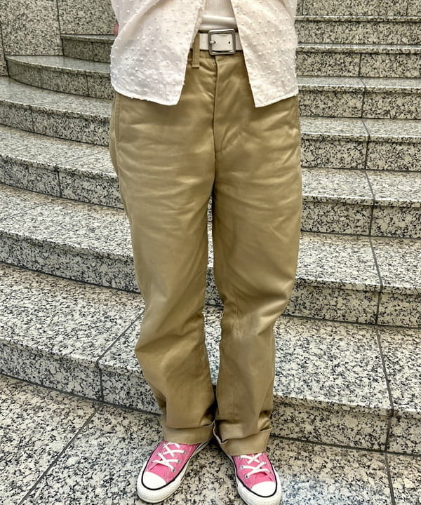 小原 もこさんの「BEAMS WOMEN｜BUZZ RICKSON'S × BEAMS BOY / チノパンツ」を使ったコーディネート