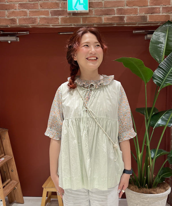 エノモト アミさんの「BEAMS WOMEN｜コットン ギャザー ノースリーブ シャツ」を使ったコーディネート