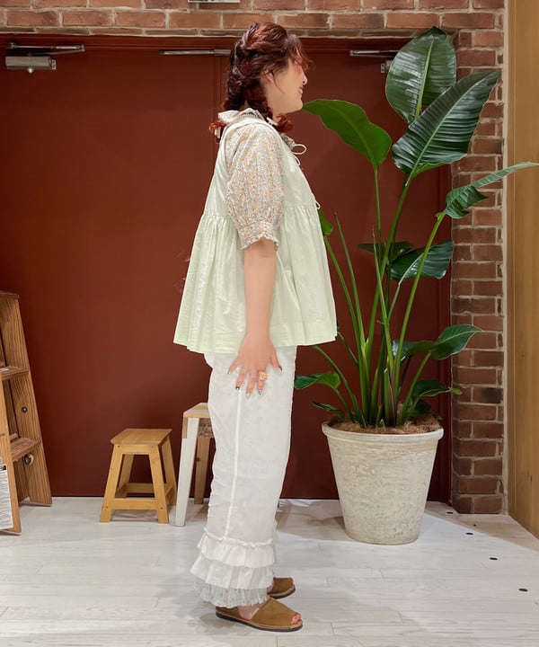 エノモト アミさんの「BEAMS WOMEN｜コットン ギャザー ノースリーブ シャツ」を使ったコーディネート