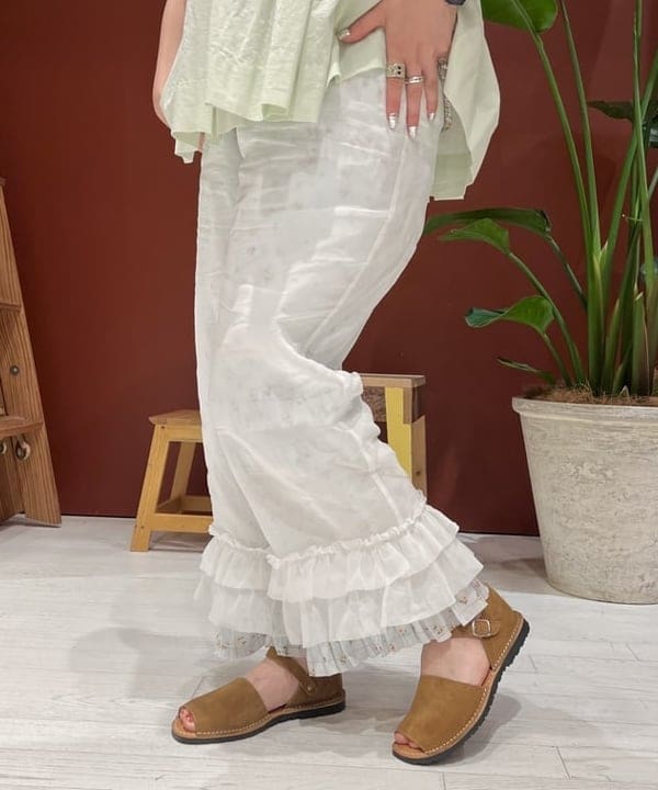 エノモト アミさんの「BEAMS WOMEN｜コットン ギャザー ノースリーブ シャツ」を使ったコーディネート