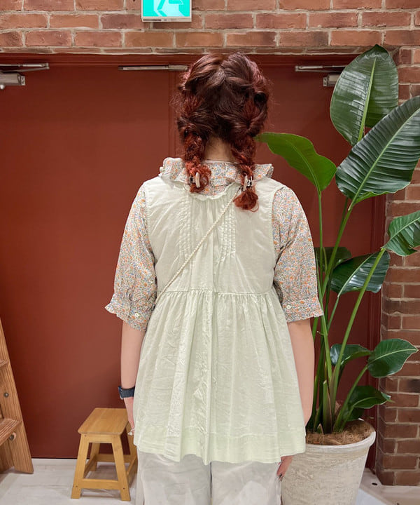 エノモト アミさんの「BEAMS WOMEN｜コットン ギャザー ノースリーブ シャツ」を使ったコーディネート