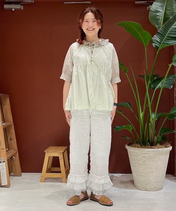 エノモト アミさんの「BEAMS WOMEN｜コットン ギャザー ノースリーブ シャツ」を使ったコーディネート