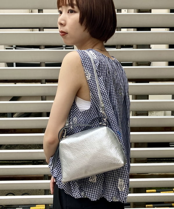 イナダさんの「BEAMS WOMEN｜GIANNI CHIARINI / メタリック ALIFA レザーショルダーバッグ S」を使ったコーディネート