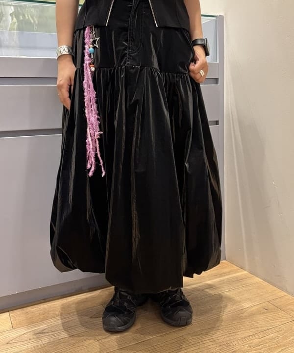 オカベ　アヤカさんの「BEAMS WOMEN｜グロッシー バルーン スカート」を使ったコーディネート