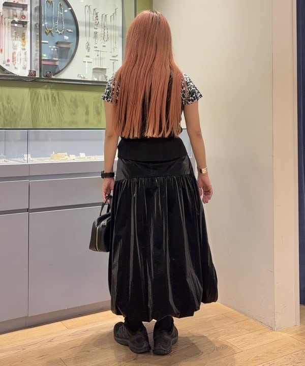 オカベ　アヤカさんの「BEAMS WOMEN｜グロッシー バルーン スカート」を使ったコーディネート
