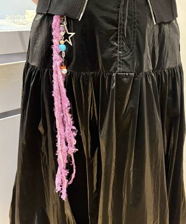 オカベ　アヤカさんの「BEAMS WOMEN｜グロッシー バルーン スカート」を使ったコーディネート