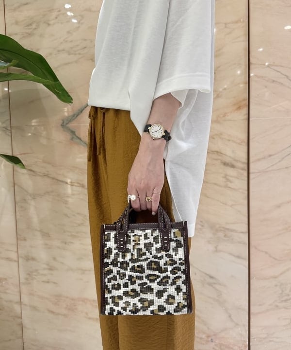 SANOさんの「BEAMS WOMEN｜A VACATION / TINY LEOPARD ミニ トートバッグ」を使ったコーディネート
