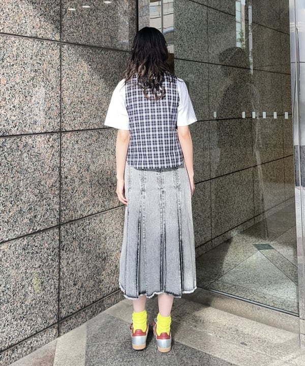 加歩さんの「BEAMS WOMEN｜デニム タック ミディアム スカート」を使ったコーディネート