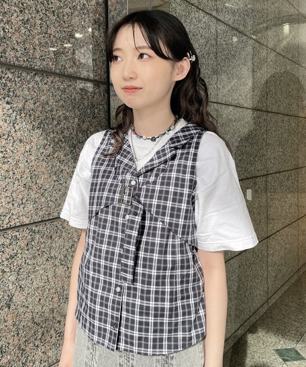 加歩さんの「BEAMS WOMEN｜デニム タック ミディアム スカート」を使ったコーディネート