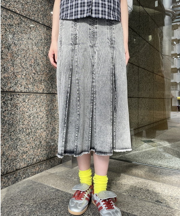 加歩さんの「BEAMS WOMEN｜デニム タック ミディアム スカート」を使ったコーディネート