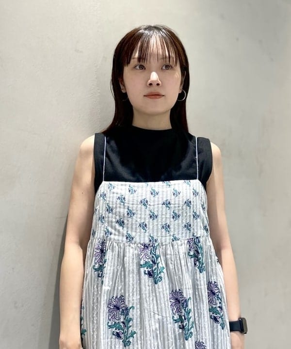 カタヤマ アヤさんの「BEAMS WOMEN｜ne Quittez pas / コットンジャカード リリープリント キャミソールワンピース」を使ったコーディネート