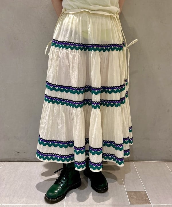 スミレさんの「BEAMS WOMEN｜【別注】trepied / テープ ティアード スカート」を使ったコーディネート