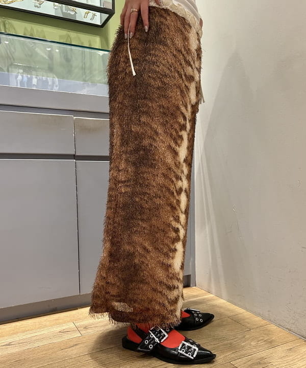 ナカノ アイさんの「BEAMS WOMEN｜フリンジ ファー タイトスカート」を使ったコーディネート