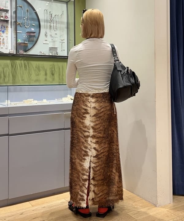 ナカノ アイさんの「BEAMS WOMEN｜フリンジ ファー タイトスカート」を使ったコーディネート