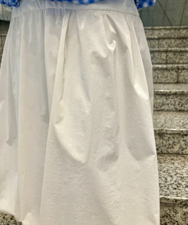 YABUさんの「BEAMS WOMEN｜グロッシー バルーン スカート」を使ったコーディネート