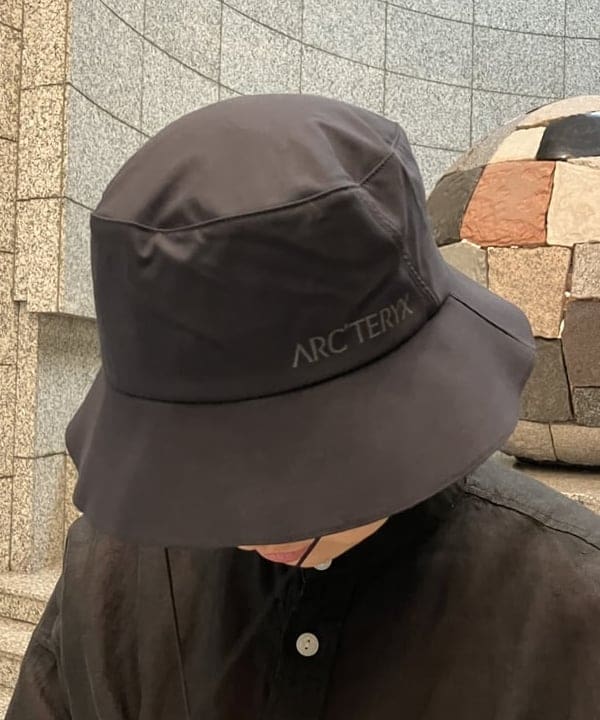 赤羽 花さんの「BEAMS WOMEN｜ARC'TERYX / シンソロ バケット ハット」を使ったコーディネート