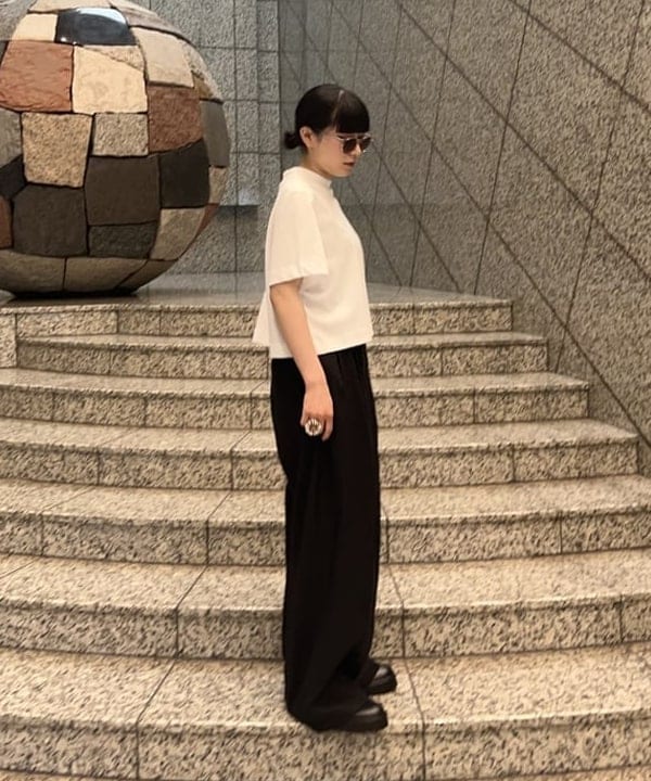 大槻 まひろさんの「BEAMS WOMEN｜モックネック ショート Tシャツ」を使ったコーディネート
