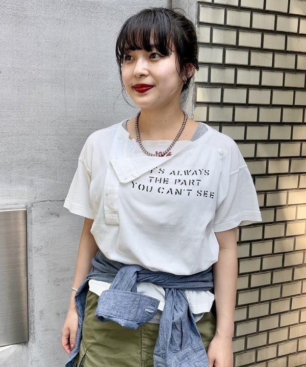 ナガオカ サキさんの「BEAMS WOMEN｜ロゴ ヘンリーネック ショートスリーブ」を使ったコーディネート