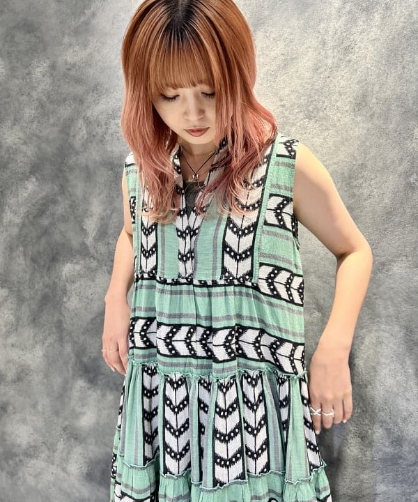 篠崎 香月さんの「BEAMS WOMEN｜VIOLAd’ORO / ラフィア調 ムーンバッグ」を使ったコーディネート