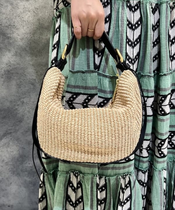 篠崎 香月さんの「BEAMS WOMEN｜VIOLAd’ORO / ラフィア調 ムーンバッグ」を使ったコーディネート