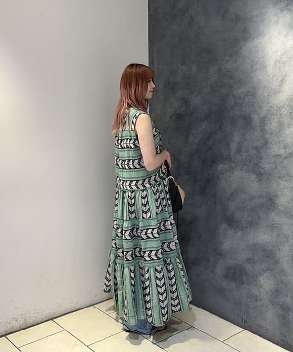 篠崎 香月さんの「BEAMS WOMEN｜VIOLAd’ORO / ラフィア調 ムーンバッグ」を使ったコーディネート