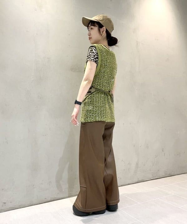カタヤマ アヤさんの「BEAMS WOMEN｜フェイクレザー ダブルニーパンツ」を使ったコーディネート