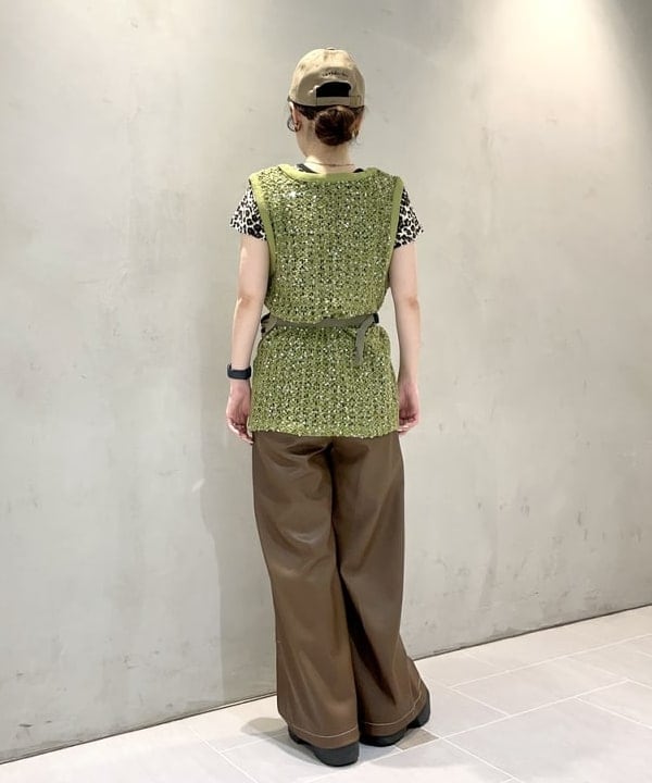 カタヤマ アヤさんの「BEAMS WOMEN｜フェイクレザー ダブルニーパンツ」を使ったコーディネート