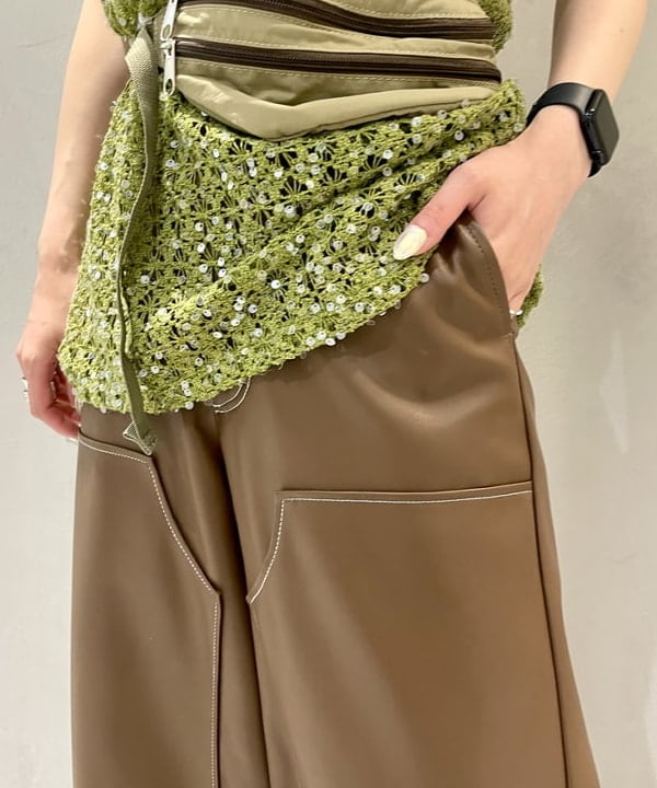 カタヤマ アヤさんの「BEAMS WOMEN｜フェイクレザー ダブルニーパンツ」を使ったコーディネート