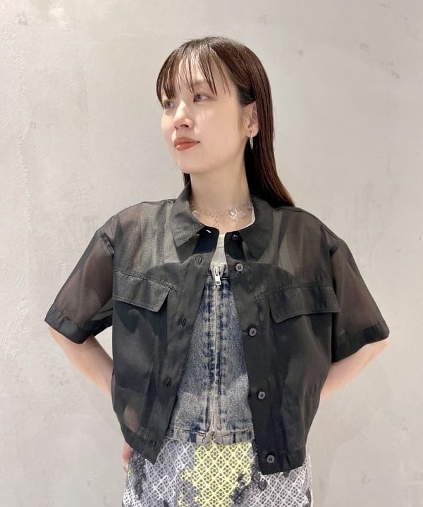 カタヤマ アヤさんの「BEAMS WOMEN｜シアー クロップドシャツ」を使ったコーディネート