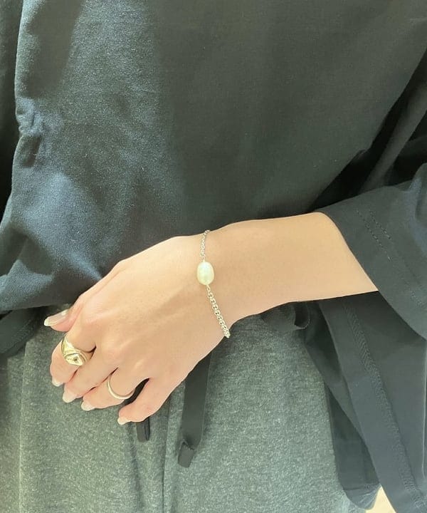 AONO SHIKAMAさんの「BEAMS WOMEN｜【別注】PHILIPPE AUDIBERT / Nava パール ブレスレット」を使ったコーディネート