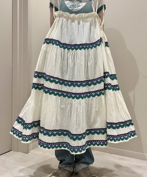 MATSUMOTO AMIさんの「BEAMS WOMEN｜【別注】trepied / テープ ティアード スカート」を使ったコーディネート