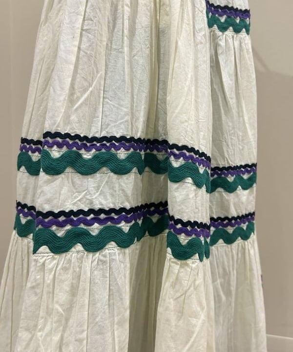 MATSUMOTO AMIさんの「BEAMS WOMEN｜【別注】trepied / テープ ティアード スカート」を使ったコーディネート