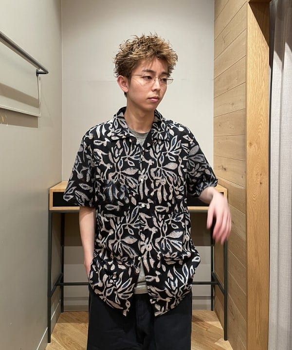 西 優一さんの「BEAMS WOMEN｜Open Collar Block Print Leaf」を使ったコーディネート