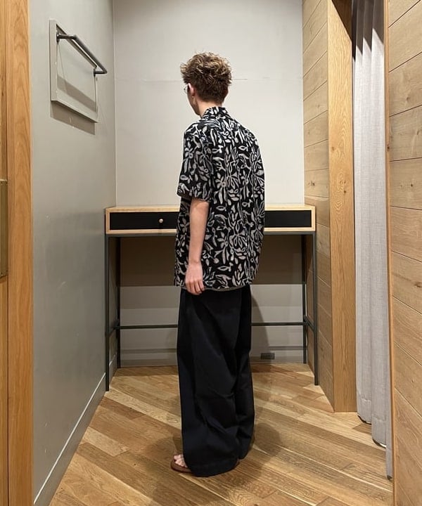 西 優一さんの「BEAMS WOMEN｜Open Collar Block Print Leaf」を使ったコーディネート