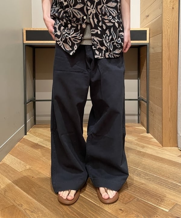 西 優一さんの「BEAMS WOMEN｜Open Collar Block Print Leaf」を使ったコーディネート