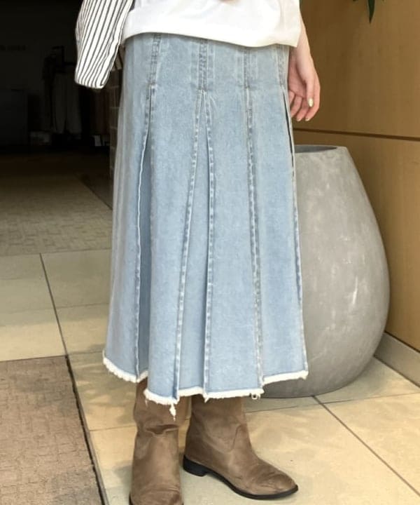 Hazukiさんの「BEAMS WOMEN｜デニム タック ミディアム スカート」を使ったコーディネート