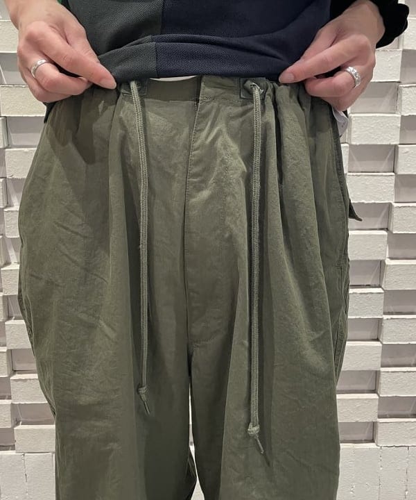 マツミヤさんの「BEAMS WOMEN｜BEAMS / コットン ナイロン オーバーパンツ」を使ったコーディネート