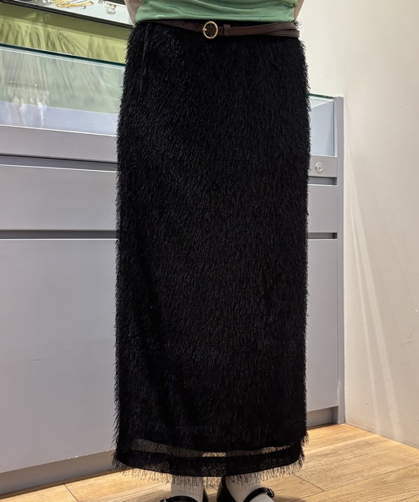 山本 里南さんの「BEAMS WOMEN｜フリンジ ファー タイトスカート」を使ったコーディネート