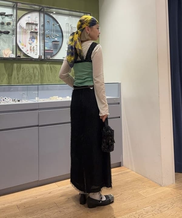 山本 里南さんの「BEAMS WOMEN｜フリンジ ファー タイトスカート」を使ったコーディネート